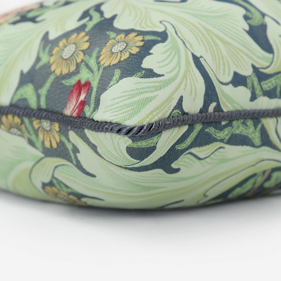 ネイビー色のパイピングをつけています／カラー：ブルーグリーン