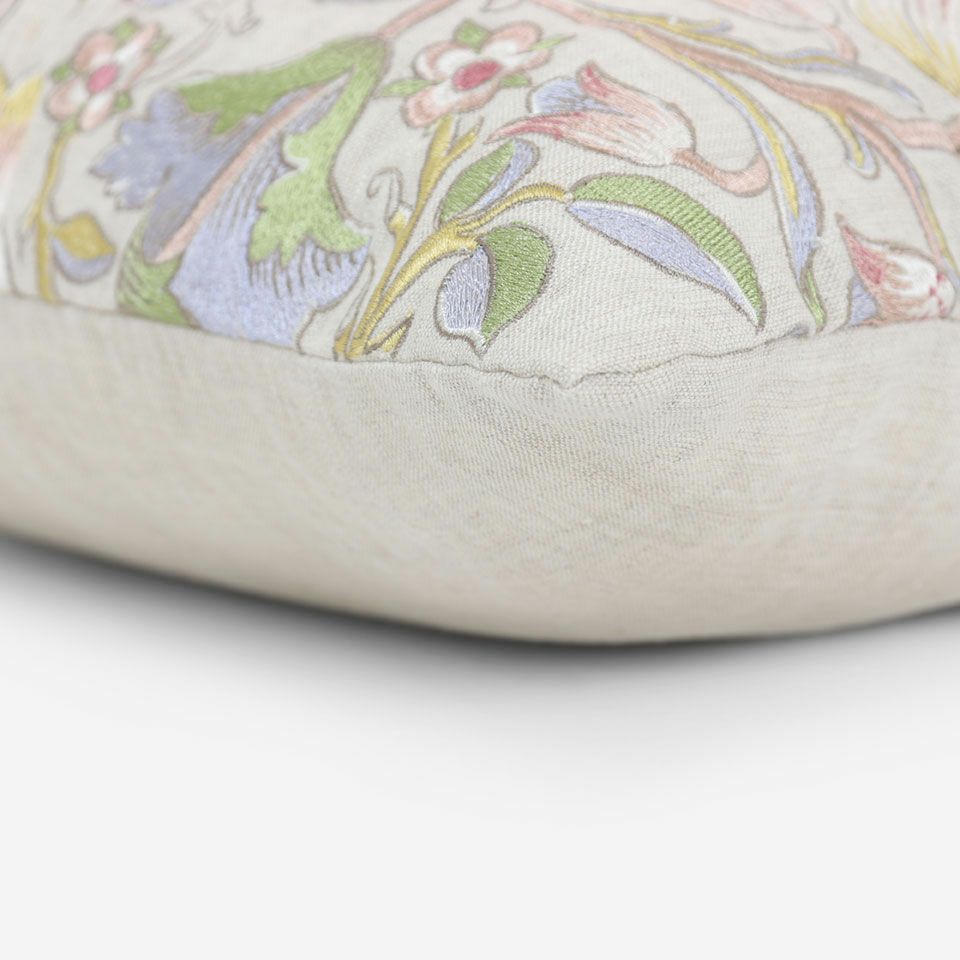 表面と裏面の異なるデザイン／周囲は縫い合わせ仕様でシンプルな仕上がり／表面カラー：ピンク／裏面カラー：ベージュ