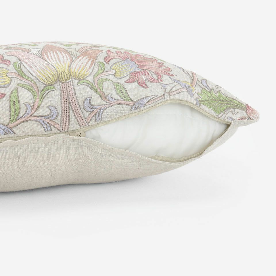 生地の色目に合わせたファスナー色を使用し、ファスナー部分に生地を片側から被せています