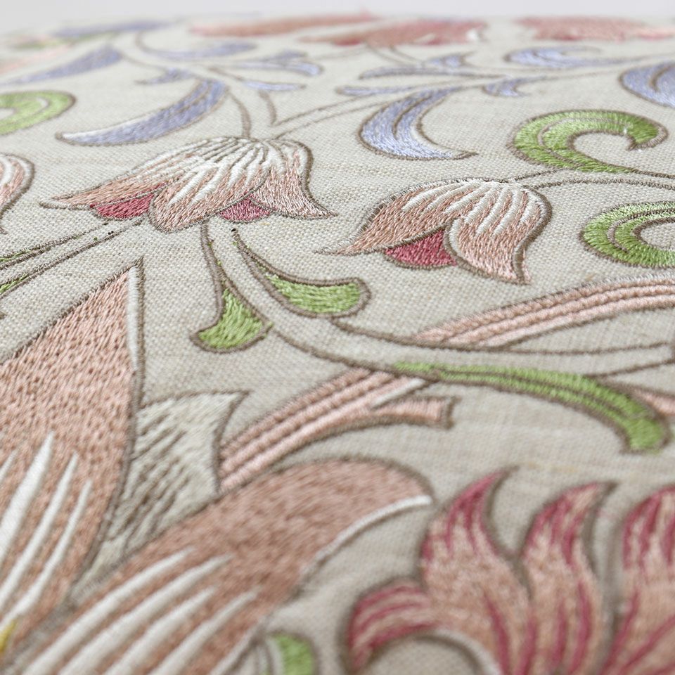 1884年にデザインされた「ロウデン」に描かれている花の種類は、ブルーベル、ヤグルマギク、フリチラリア、カーネーション、ひまわりです