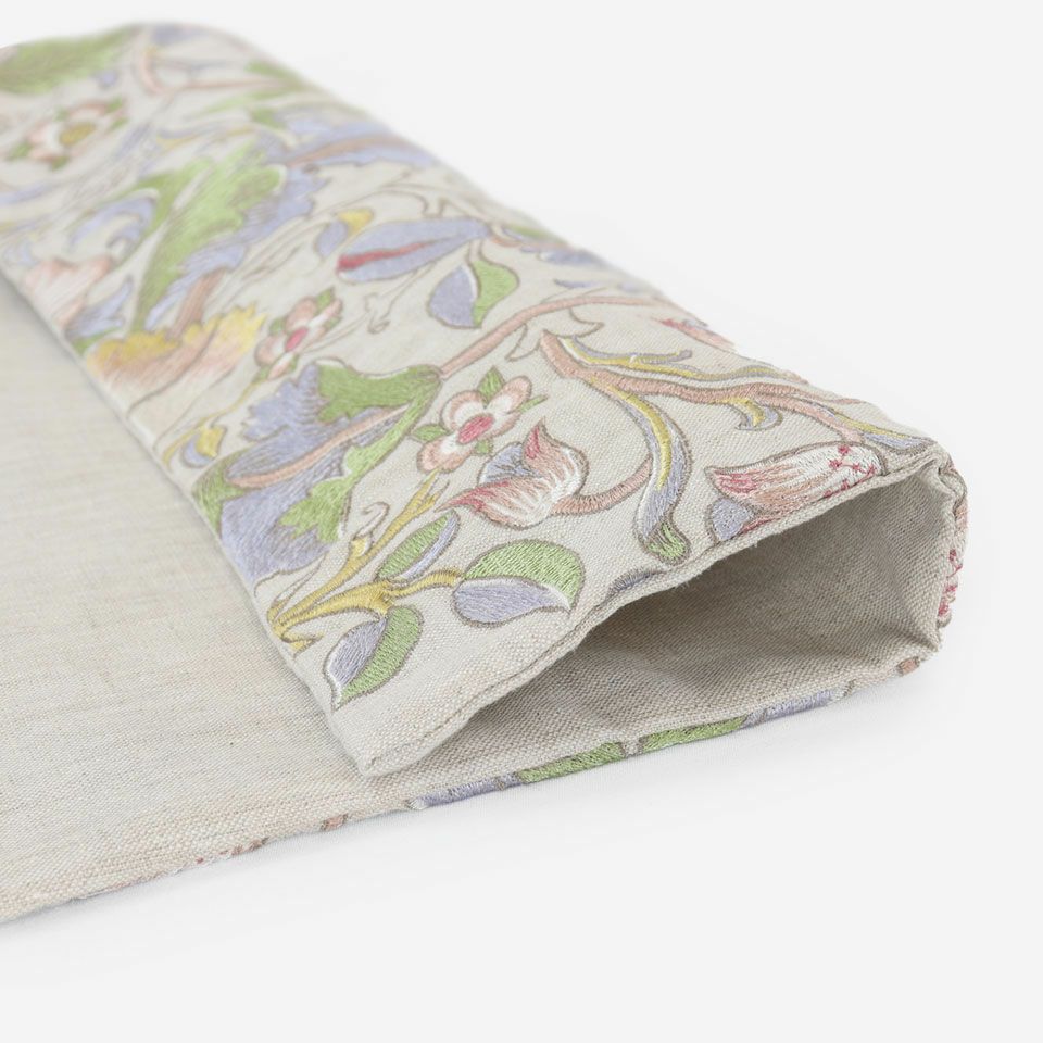 ベース生地は麻を100％を使用しておりナチュラルな素材感がポイントです