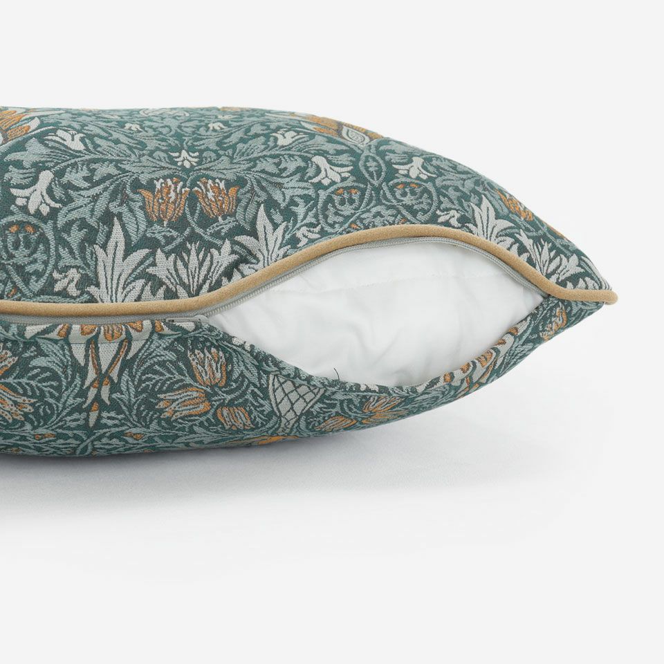 生地の色目に合わせたファスナー色を使用し、ファスナー部分に生地を片側から被せています