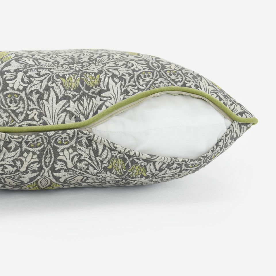 生地の色目に合わせたファスナー色を使用し、ファスナー部分に生地を片側から被せています