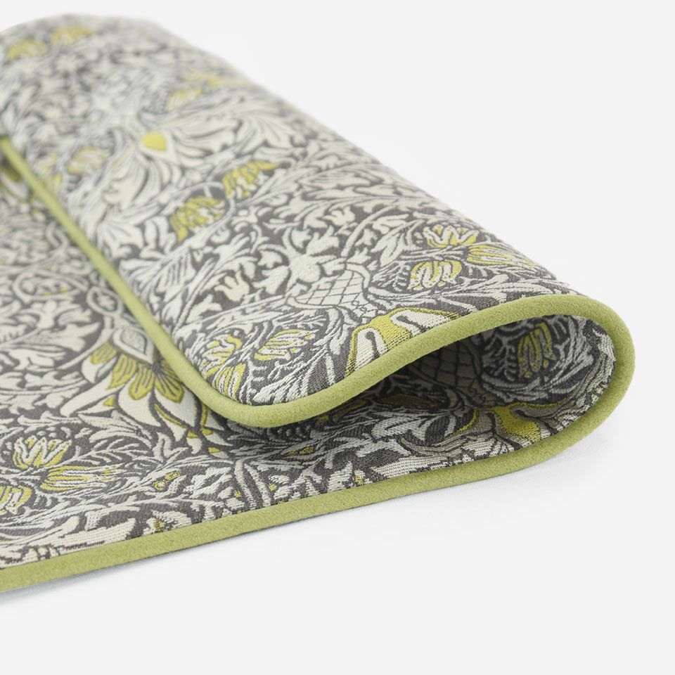 意匠糸でナチュラル感を加え、少し鮮やかな色をアクセントにして重厚すぎないようにしました