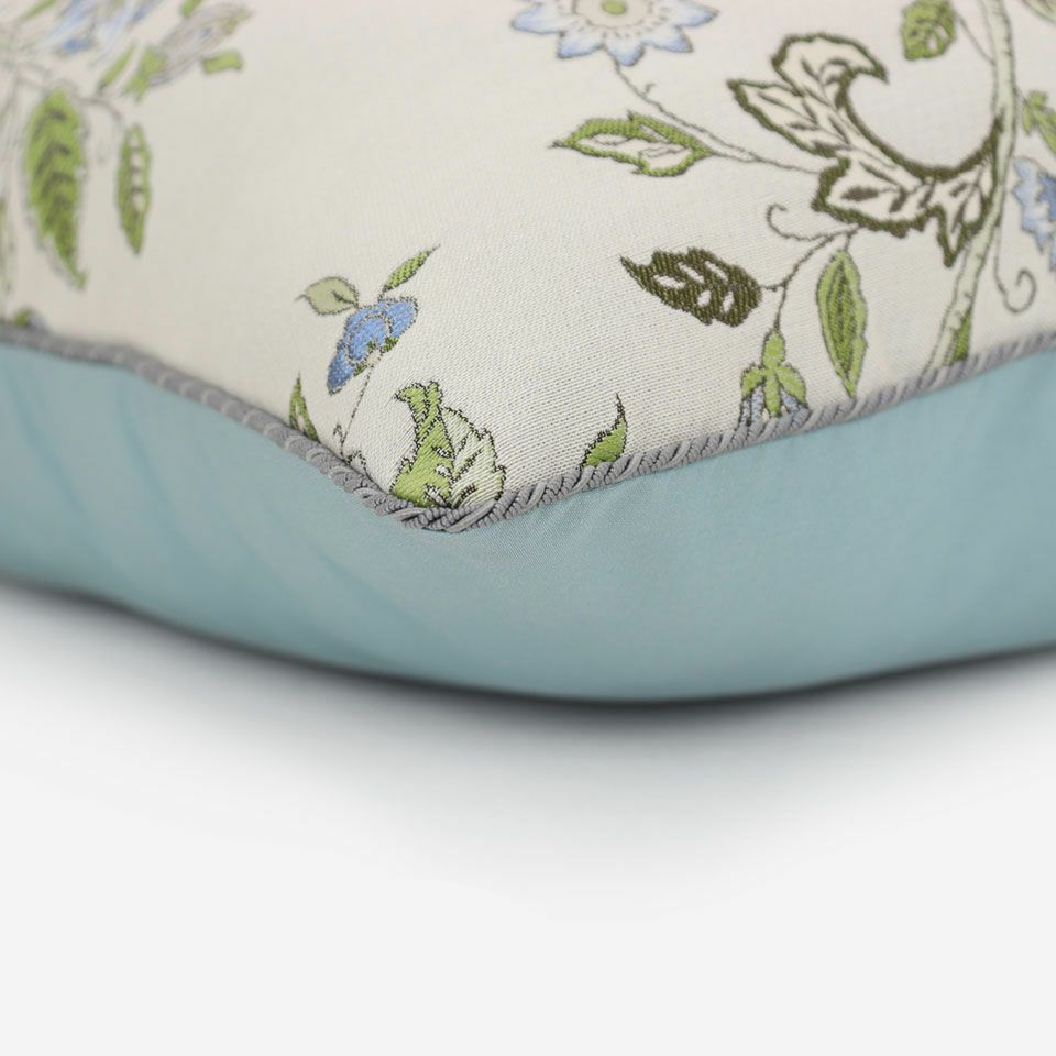 表面と裏面の異なるデザイン／グレー色のパイピングをつけています／表面カラー：ブルー／裏面カラー：ブルー