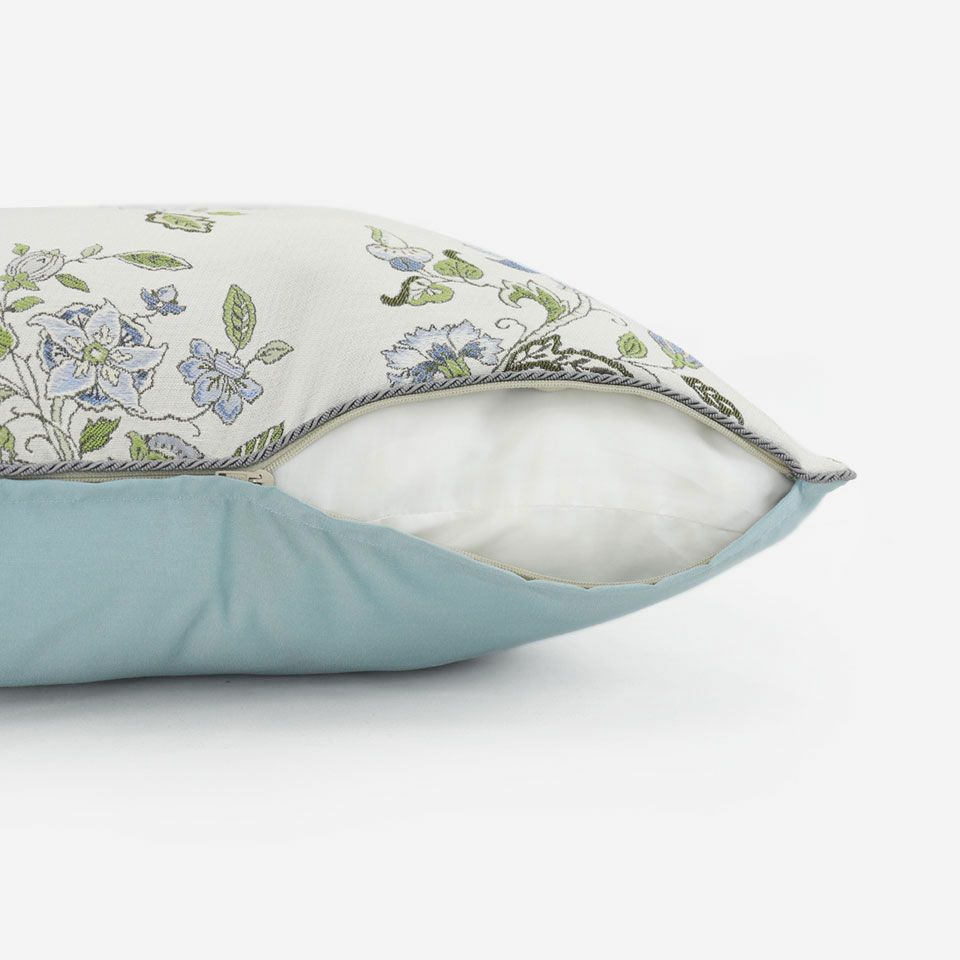 生地の色目に合わせたファスナー色を使用し、ファスナー部分に生地を片側から被せています