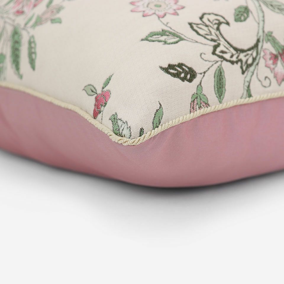 表面と裏面の異なるデザイン／アイボリー色のパイピングをつけています／表面カラー：ピンク／裏面カラー：ピンク