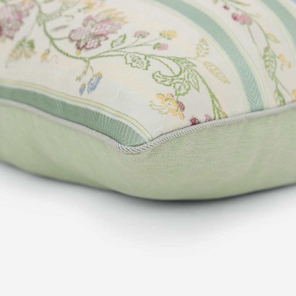 表面と裏面の異なるデザイン／グリーン色のパイピングをつけています／表面カラー：グリーン／裏面カラー：グリーン