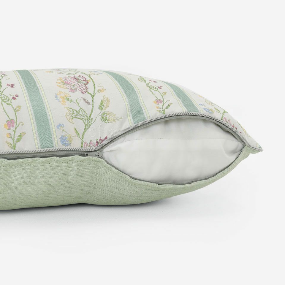 生地の色目に合わせたファスナー色を使用し、ファスナー部分に生地を片側から被せています