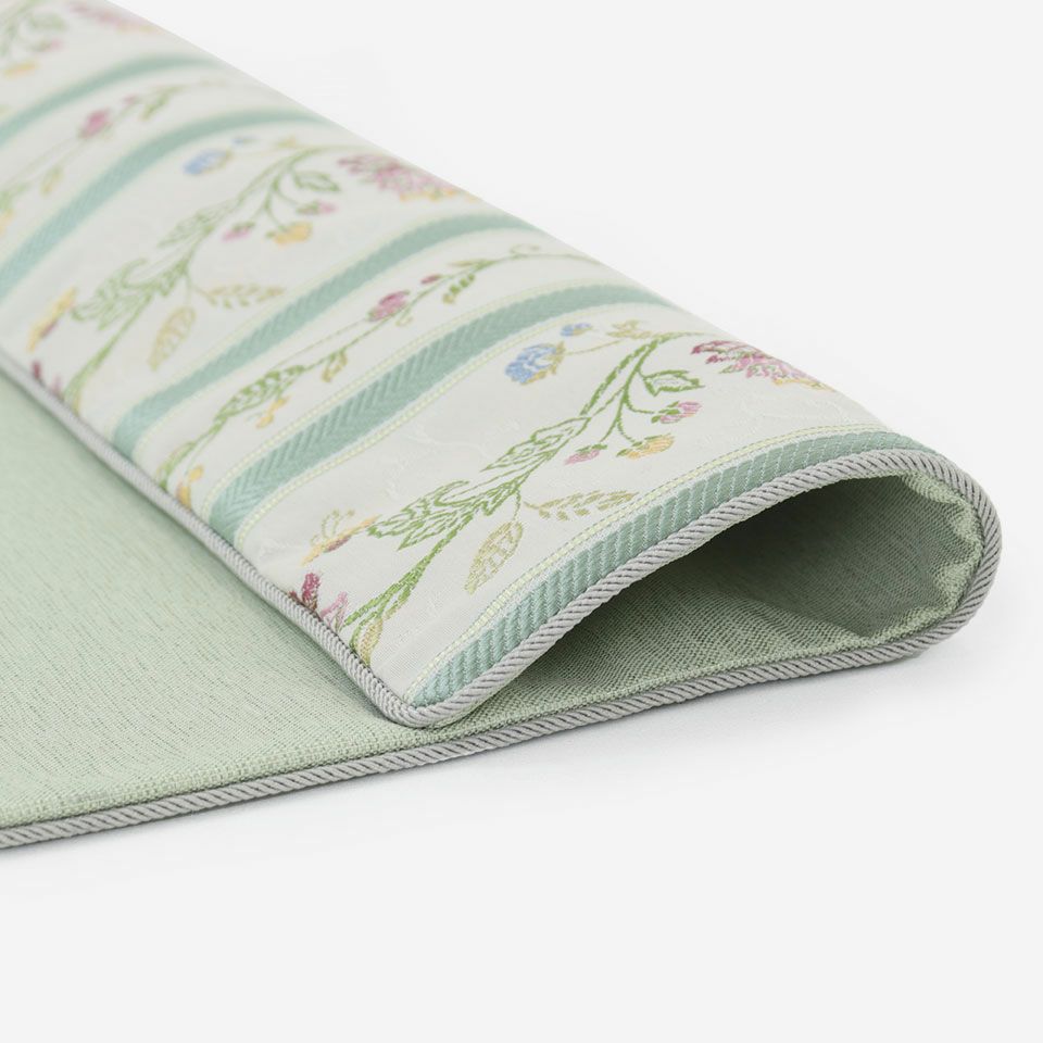 ミントン設立230周年に合わせできたカーテンコレクションのデザイン、ストライプの中にハドンホールを縦に流れるように構成したジャカード織物です