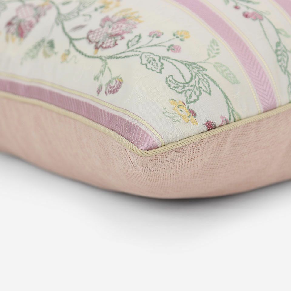 表面と裏面の異なるデザイン／ベージュ色のパイピングをつけています／表面カラー：ピンク／裏面カラー：ローズ