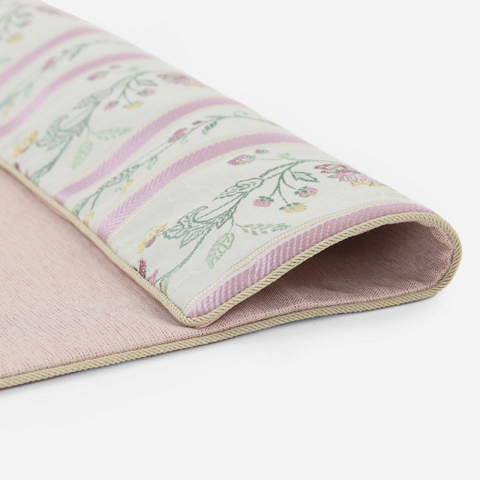 ミントン設立230周年に合わせできたカーテンコレクションのデザイン、ストライプの中にハドンホールを縦に流れるように構成したジャカード織物です