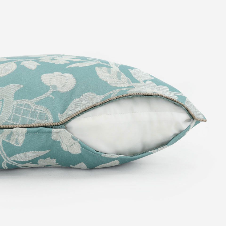 生地の色目に合わせたファスナー色を使用し、ファスナー部分に生地を片側から被せています