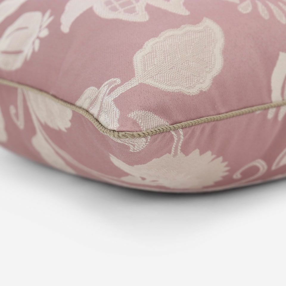 ベージュ色のパイピングをつけています／カラー：ピンク