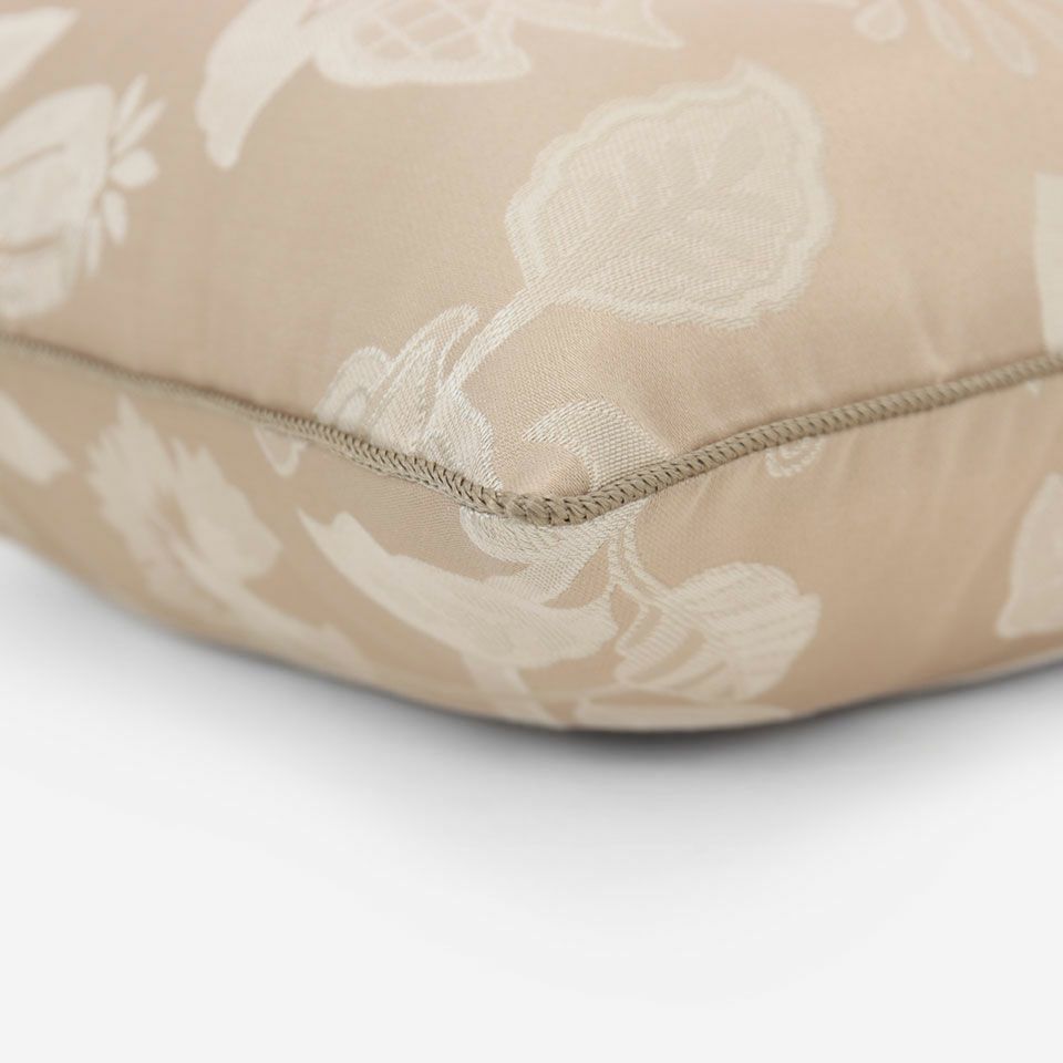 ベージュ色のパイピングをつけています／カラー：ベージュ