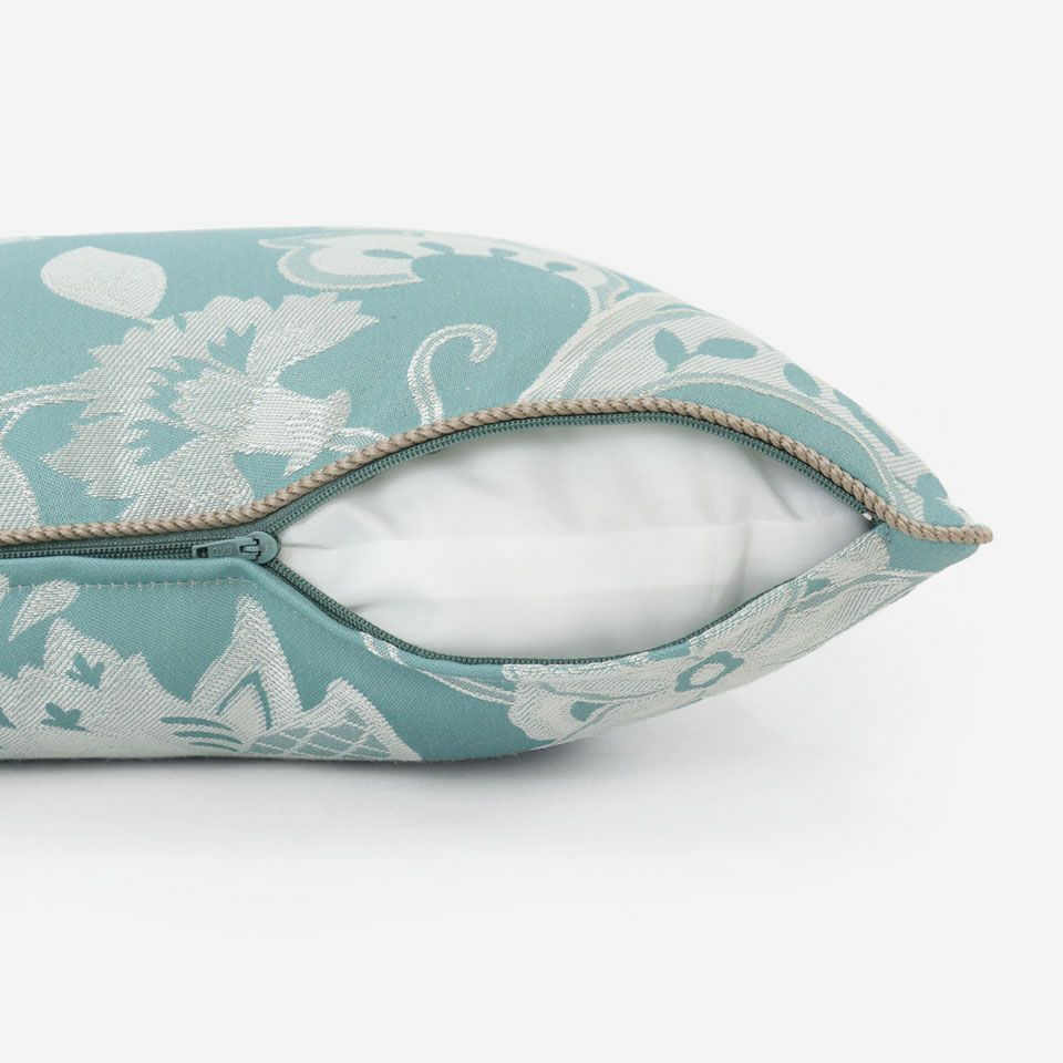 生地の色目に合わせたファスナー色を使用し、ファスナー部分に生地を片側から被せています