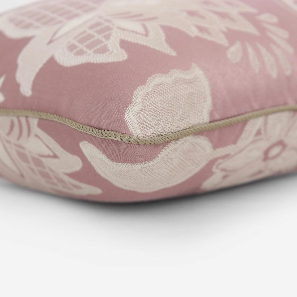 ベージュ色のパイピングをつけています／カラー：ピンク