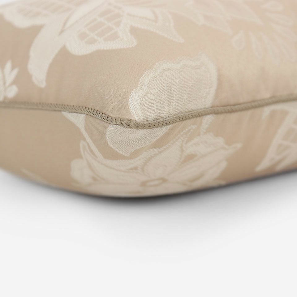 ベージュ色のパイピングをつけています／カラー：ベージュ