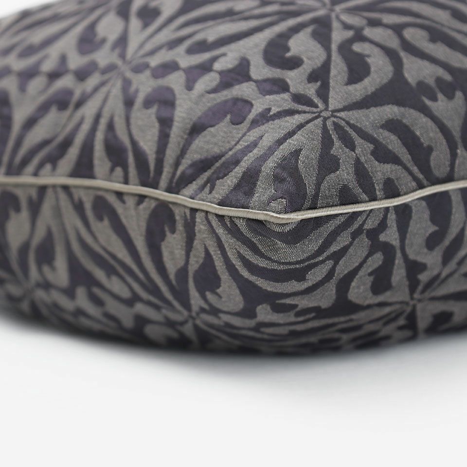 ゴールド色のパイピングをつけています／カラー：グレー