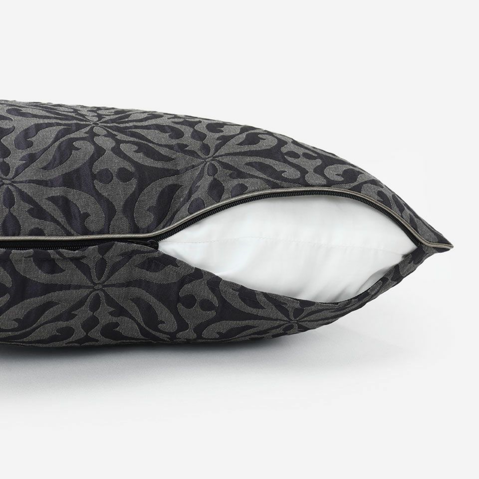 生地の色目に合わせたファスナー色を使用し、ファスナー部分に生地を片側から被せています