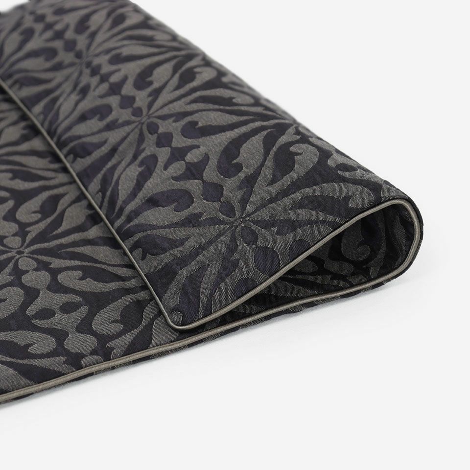 オーナメント調の柄を凹凸感のあるジャカードで表現することで、モダンで大人っぽい雰囲気に仕上げています