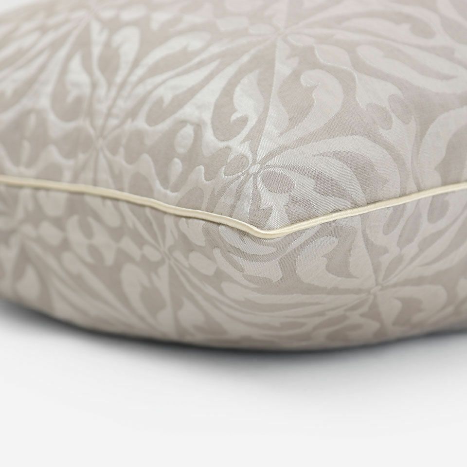 アイボリー色のパイピングをつけています／カラー：ベージュ