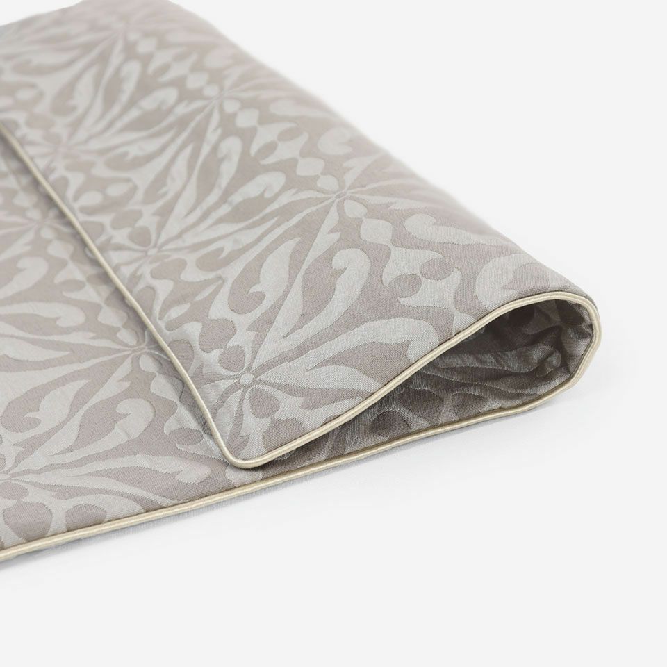 オーナメント調の柄を凹凸感のあるジャカードで表現することで、モダンで大人っぽい雰囲気に仕上げています