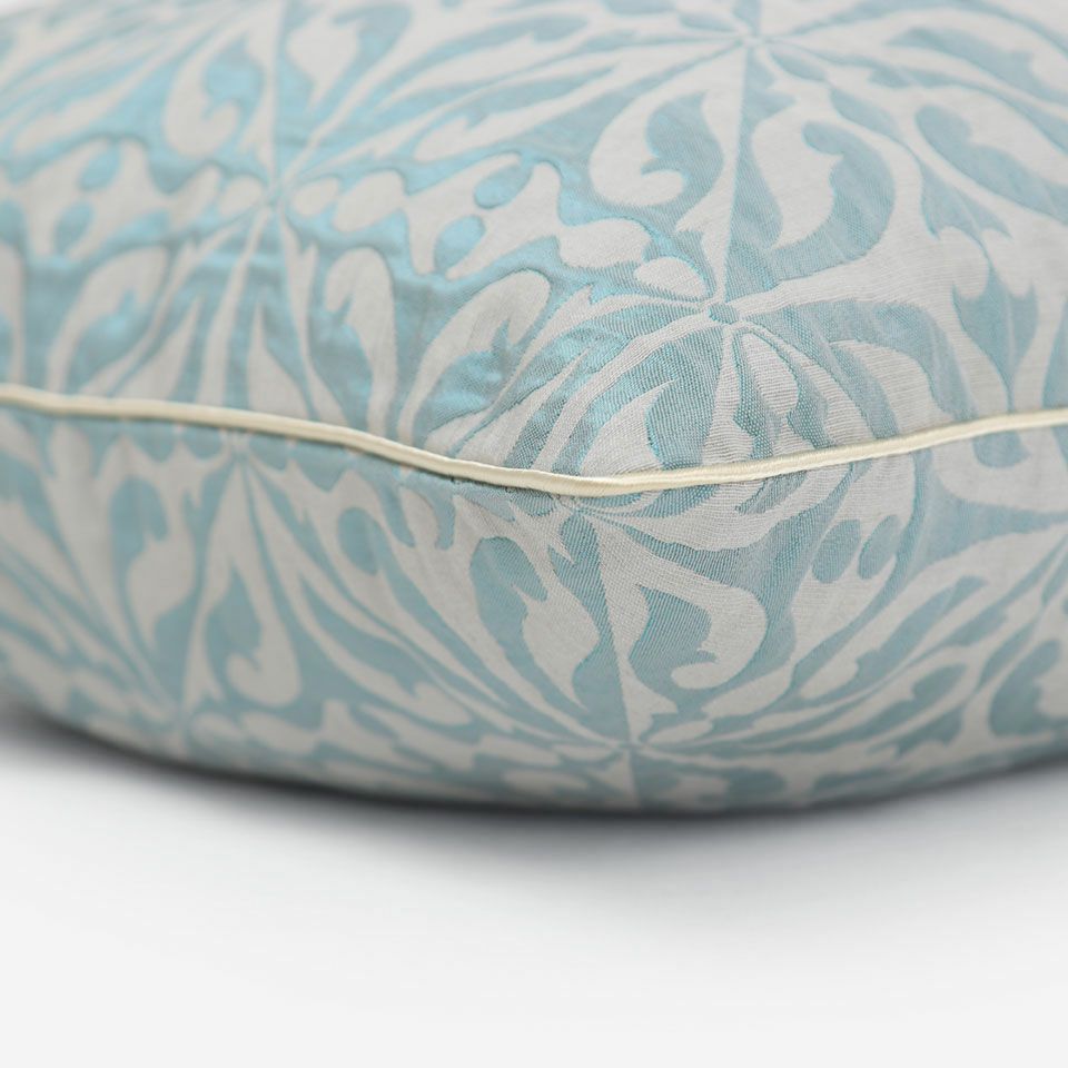 アイボリー色のパイピングをつけています／カラー：ブルーグリーン