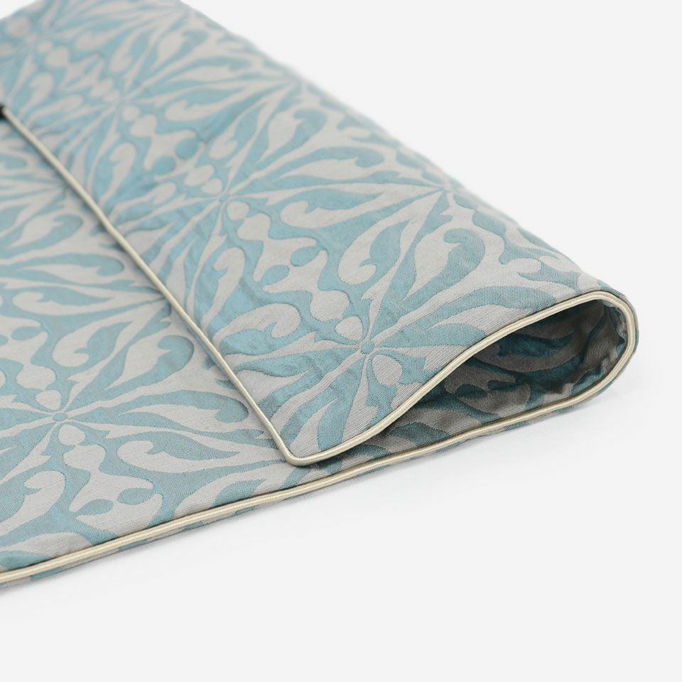 オーナメント調の柄を凹凸感のあるジャカードで表現することで、モダンで大人っぽい雰囲気に仕上げています