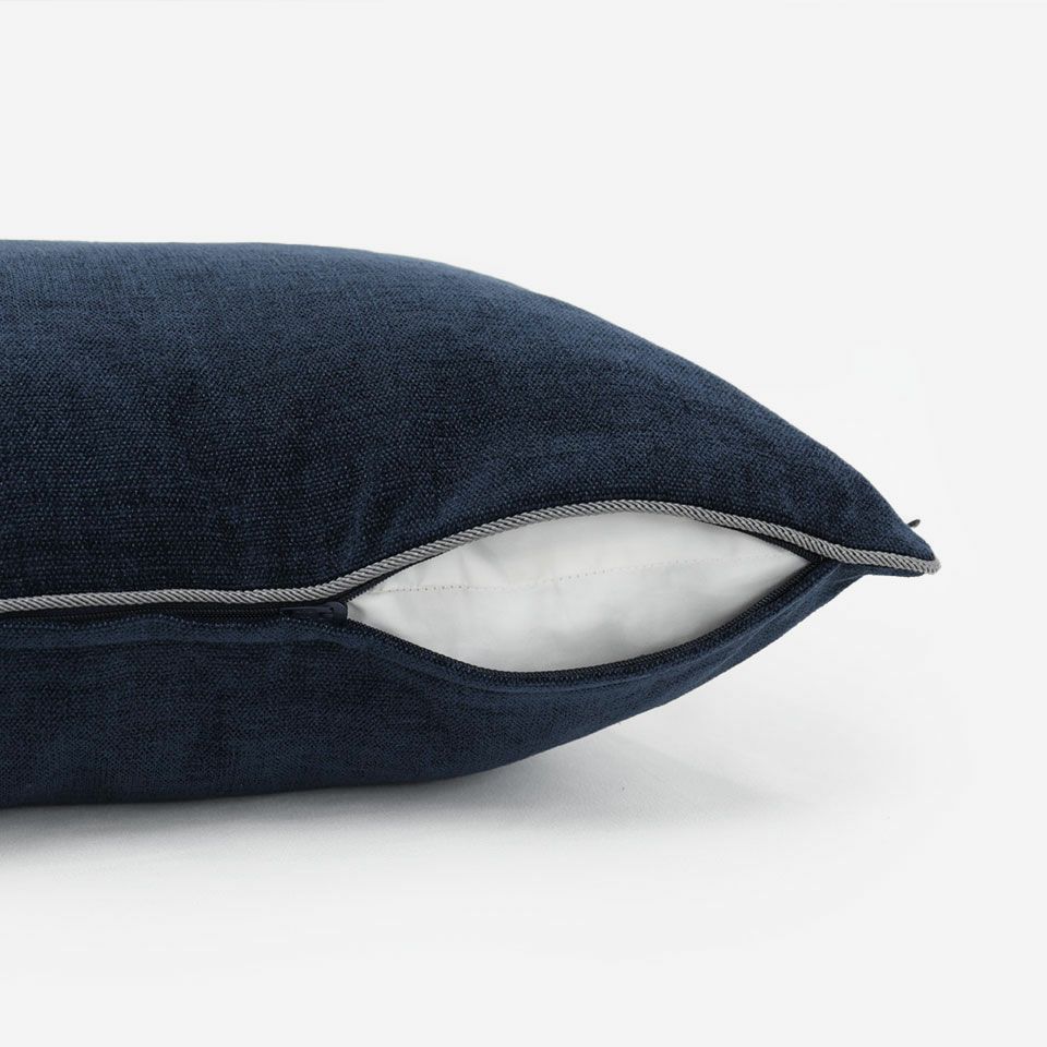 生地の色目に合わせたファスナー色を使用し、ファスナー部分に生地を片側から被せています