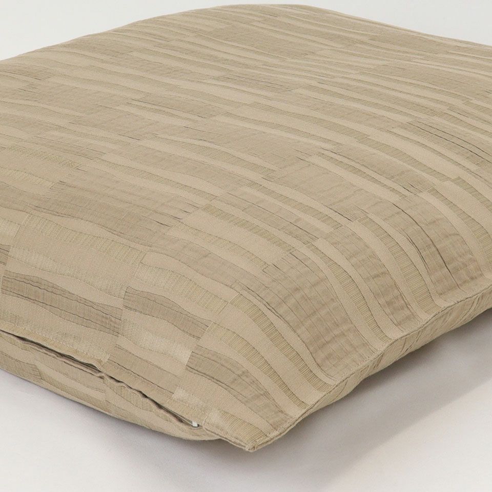 外周を縁取るように丁寧に縁取り（ステッチ）をしています