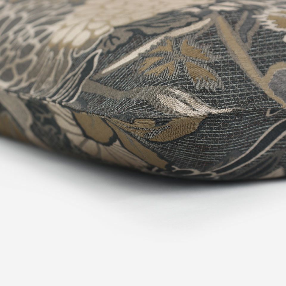 外周を縁取るように丁寧に縁取り（ステッチ）をしています