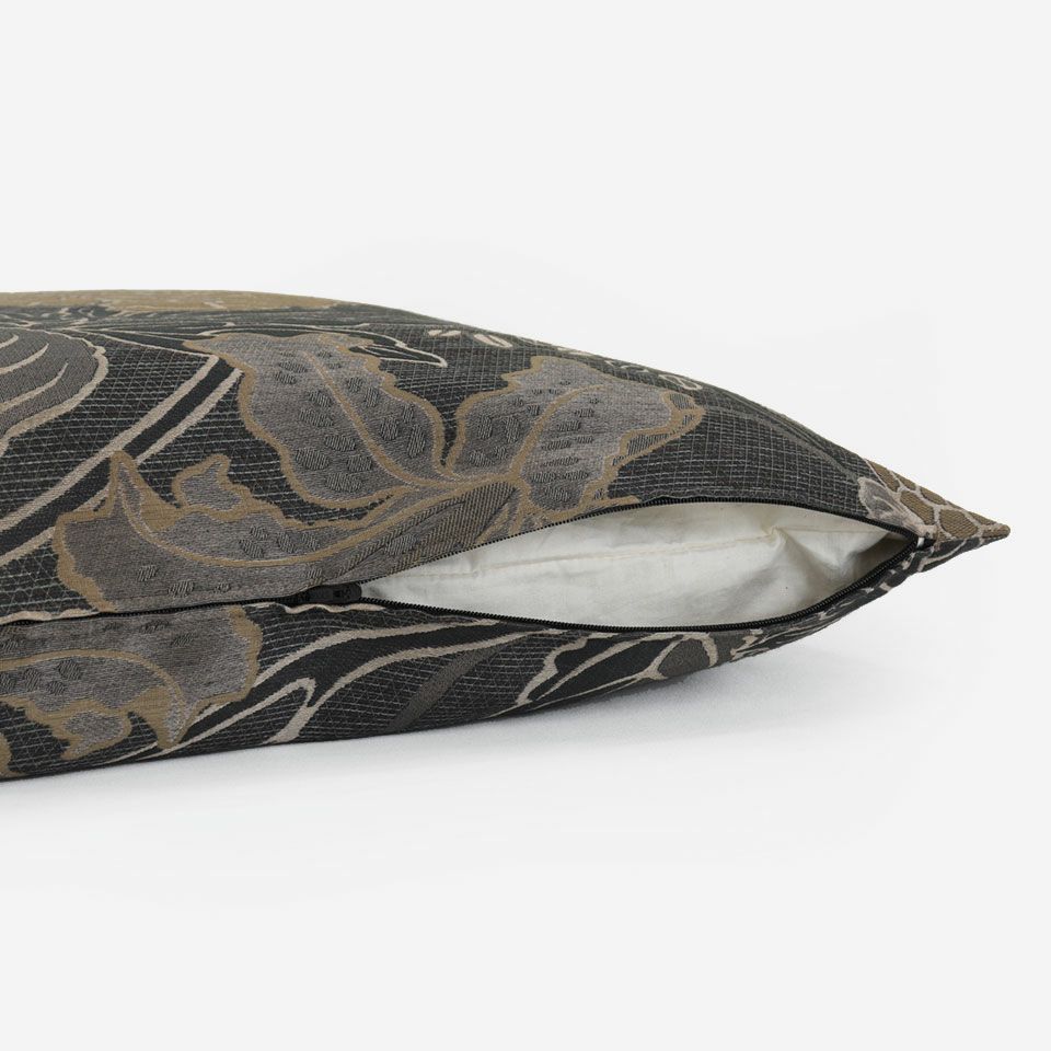 生地の色目に合わせたファスナー色を使用し、ファスナー部分に生地を両側から被せています