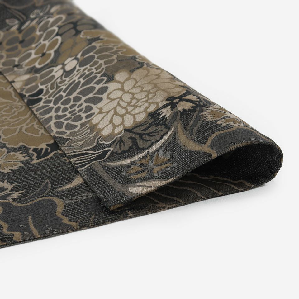 このデザインの原画は最後の琳派ともいわれた神坂雪佳が描いたもので、当社の代表的な柄のひとつです