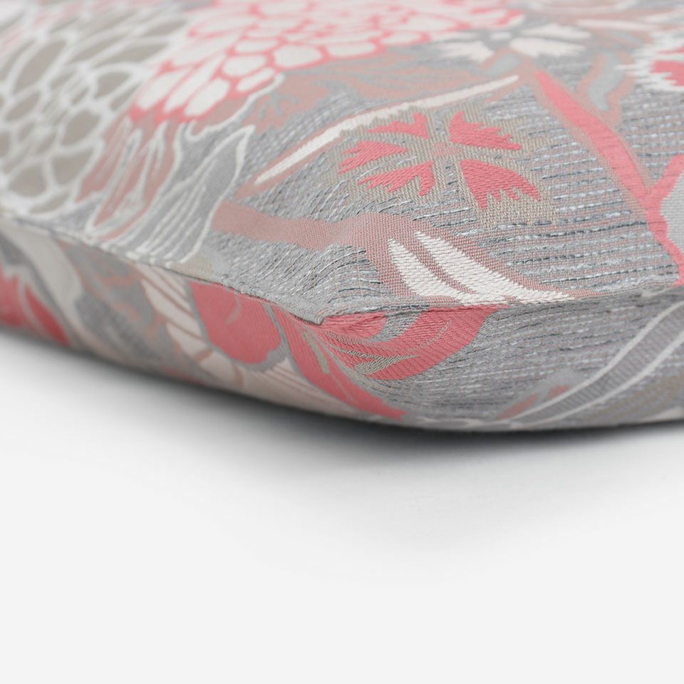 外周を縁取るように丁寧に縁取り（ステッチ）をしています