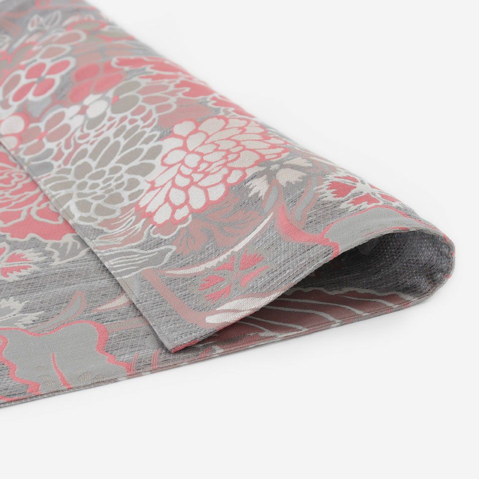 このデザインの原画は最後の琳派ともいわれた神坂雪佳が描いたもので、当社の代表的な柄のひとつです