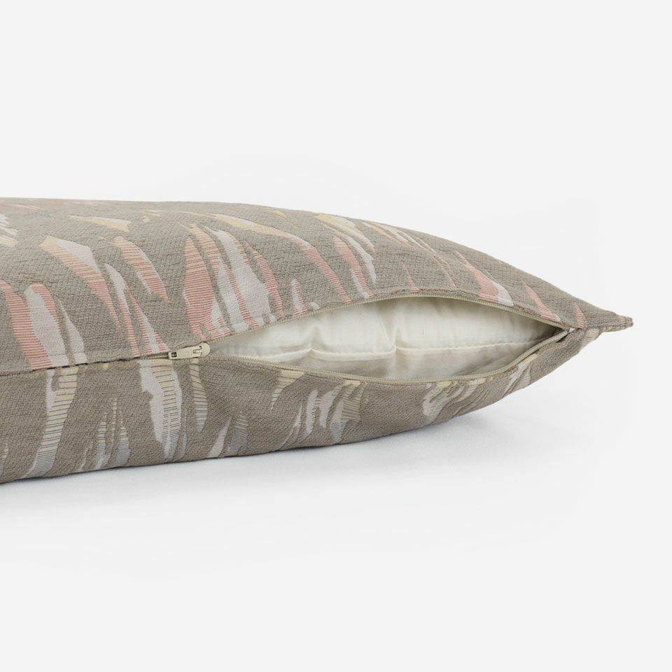 生地の色目に合わせたファスナー色を使用し、ファスナー部分に生地を両側から被せています