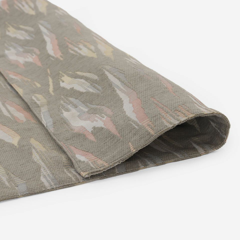 ボリュームのあるベースに、自然の様々な現象を抽象的に表現したデザインを光沢感のある糸で表現しました