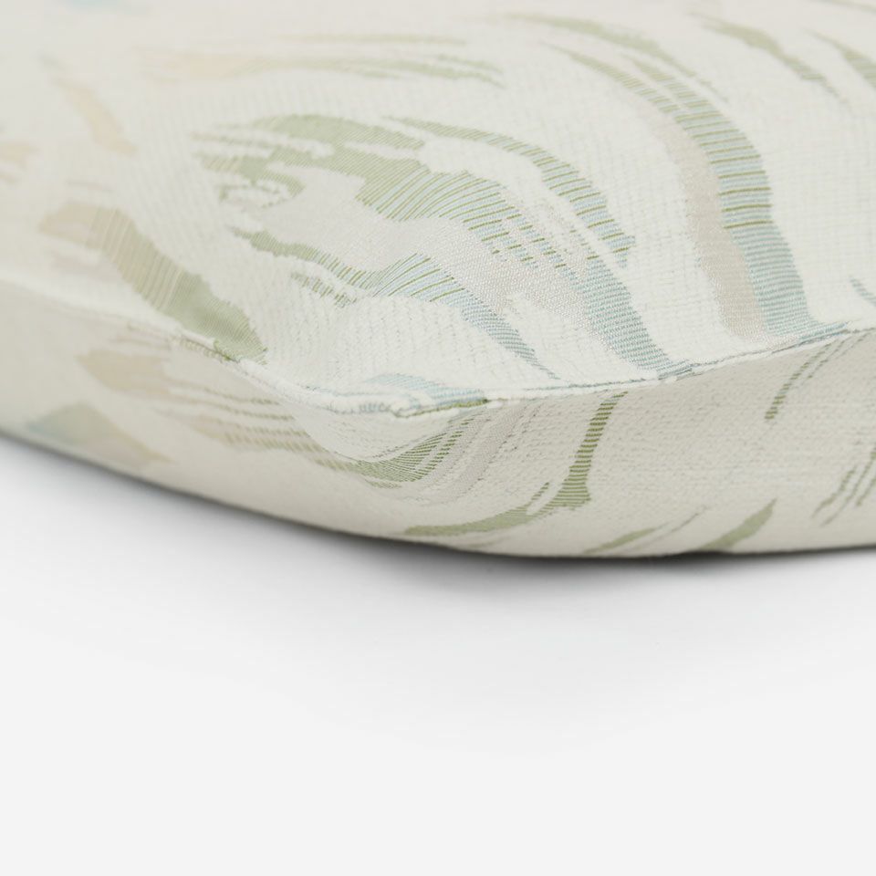 外周を縁取るように丁寧に縁取り（ステッチ）をしています