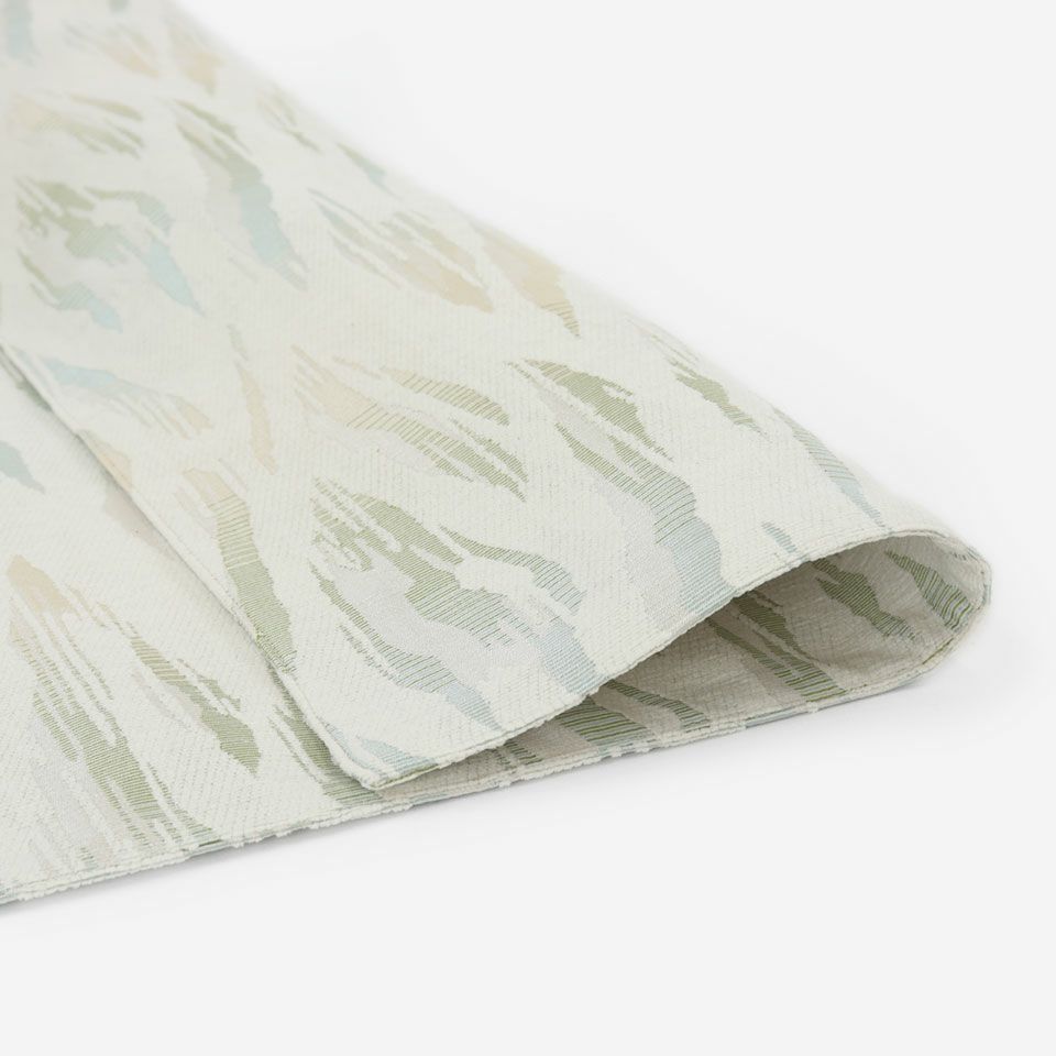 ボリュームのあるベースに、自然の様々な現象を抽象的に表現したデザインを光沢感のある糸で表現しました