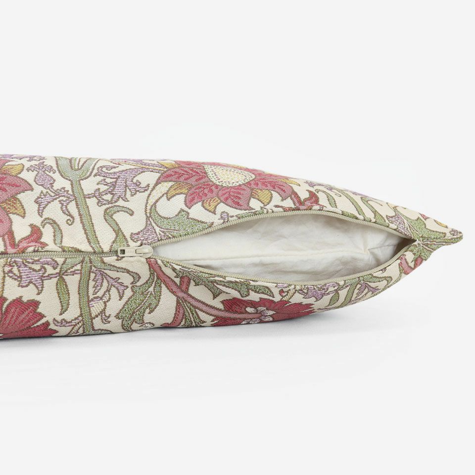 生地の色目に合わせたファスナー色を使用しています