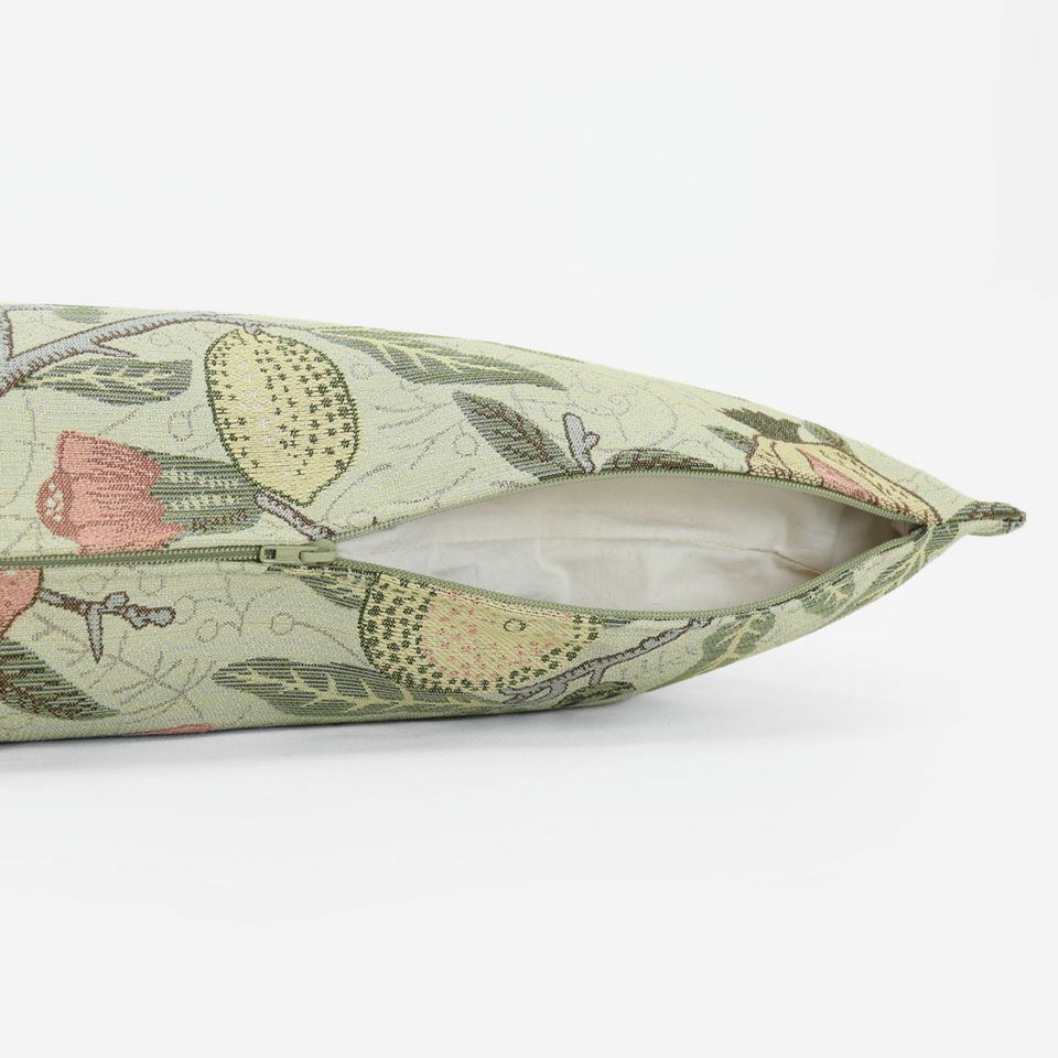 生地の色目に合わせたファスナー色を使用しています