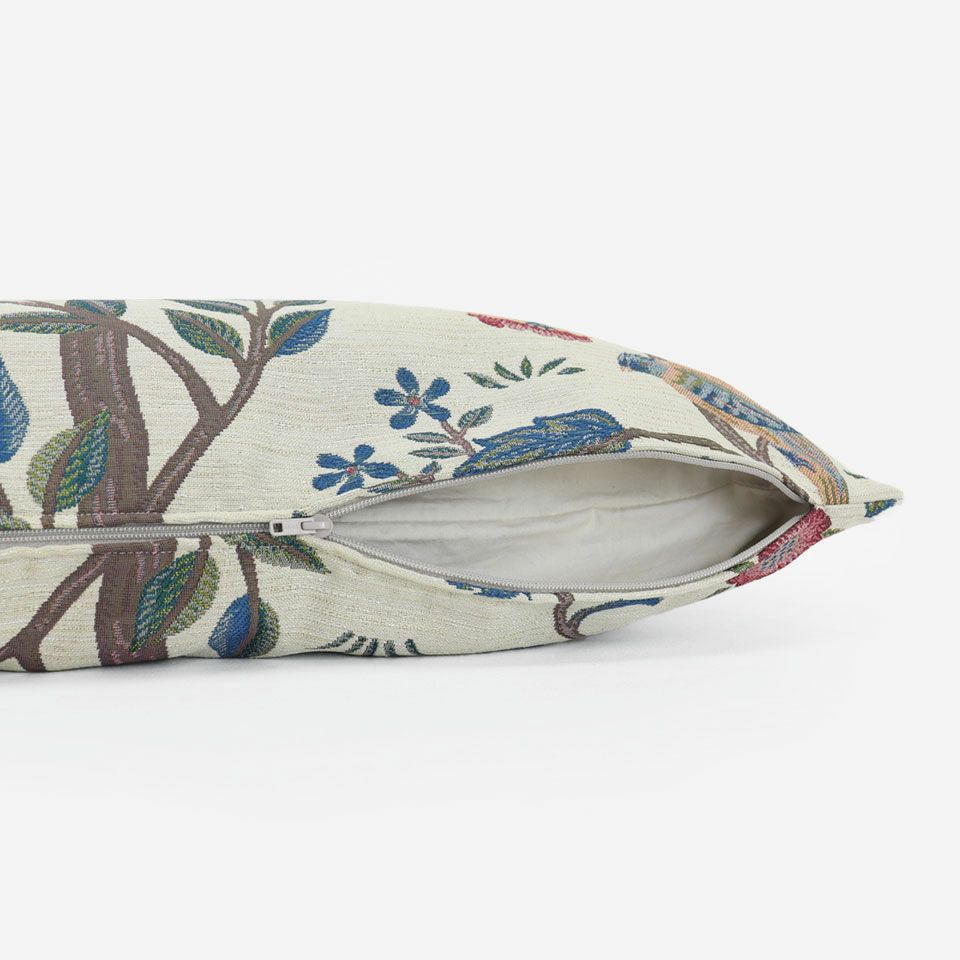 生地の色目に合わせたファスナー色を使用しています