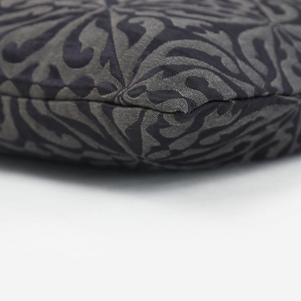 周囲は縫い合わせ仕様でシンプルな仕上がりです