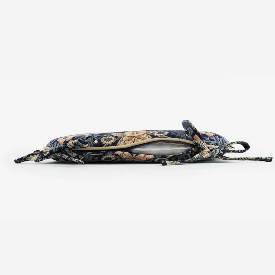 生地の色目に合わせたファスナー色を使用し、ファスナー部分に生地を片側から被せています