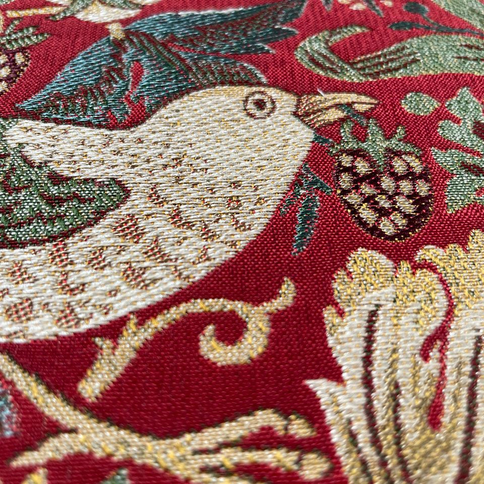 当社京都の自社工場で生産している生地で、高密度ジャカード織機で細部まで繊細に織り上げています