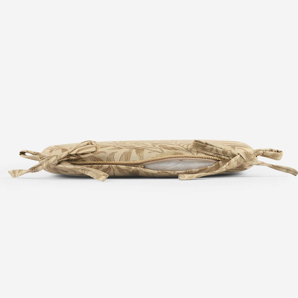 生地の色目に合わせたファスナー色を使用し、ファスナー部分に生地を片側から被せています