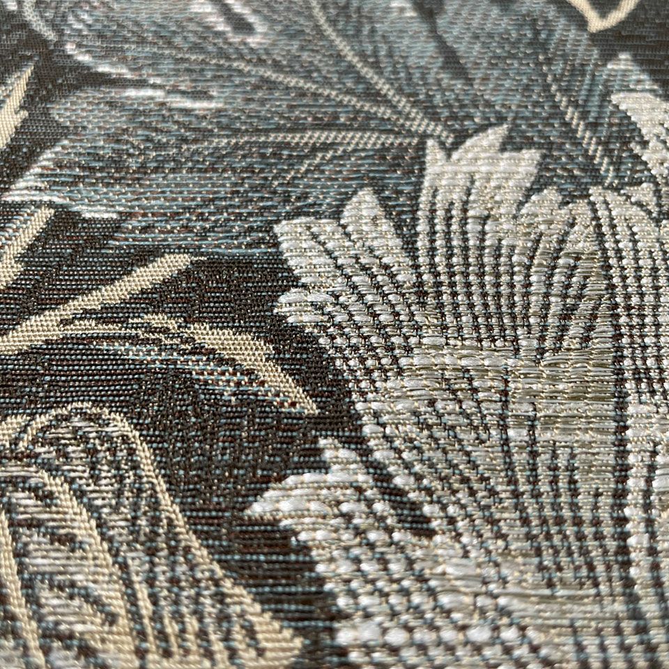 花や葉に濃淡のある糸で麻のような色や質感、また、立体感を表現する為に太いスラブ糸を使用しています