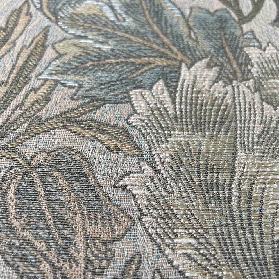 花や葉に濃淡のある糸で麻のような色や質感、また、立体感を表現する為に太いスラブ糸を使用しています