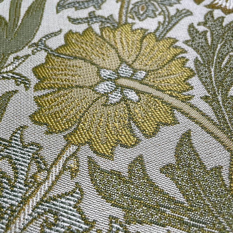 1890年にウィリアム・モリスがデザインした「ピンクアンドローズ」を、細部まで繊細に織り上げています